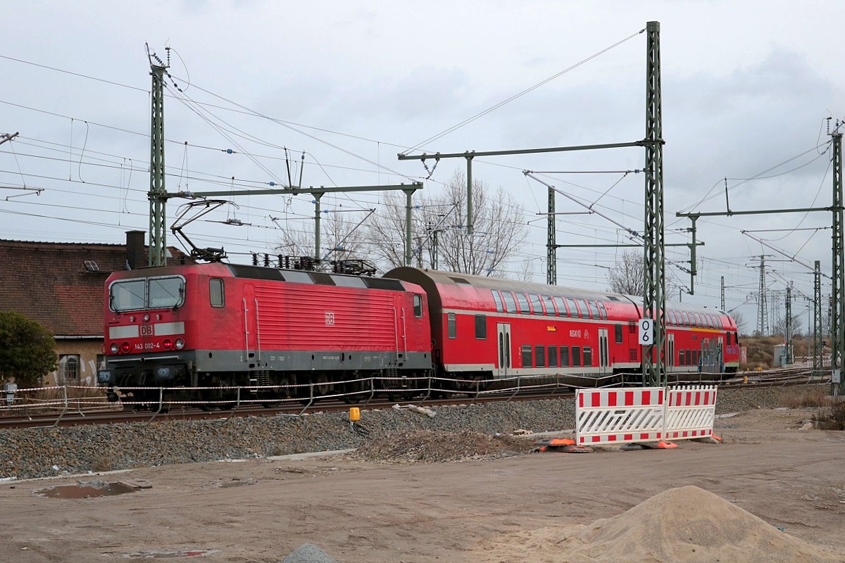 Nachschuss auf 143 002-4 der S-Bahn Mitteldeutschland (DB Regio Südost) als S 37738 (S7) nach Halle-Nietleben, die ihren Startbahnhof Halle(Saale)Hbf Gl. 13a verlässt. [28.12.2017 | 14:21 Uhr]