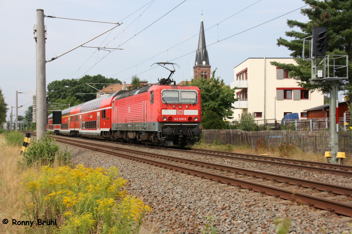 Nachschuß  auf 143 038 in der Ortschaft Chemnitz-Grüna, mit Fahrziel Hof. So langsam kommen die Lady´s ins Alter, lange haben sie ja nicht mehr Zeit auf dieser Strecke...
15.08.2015