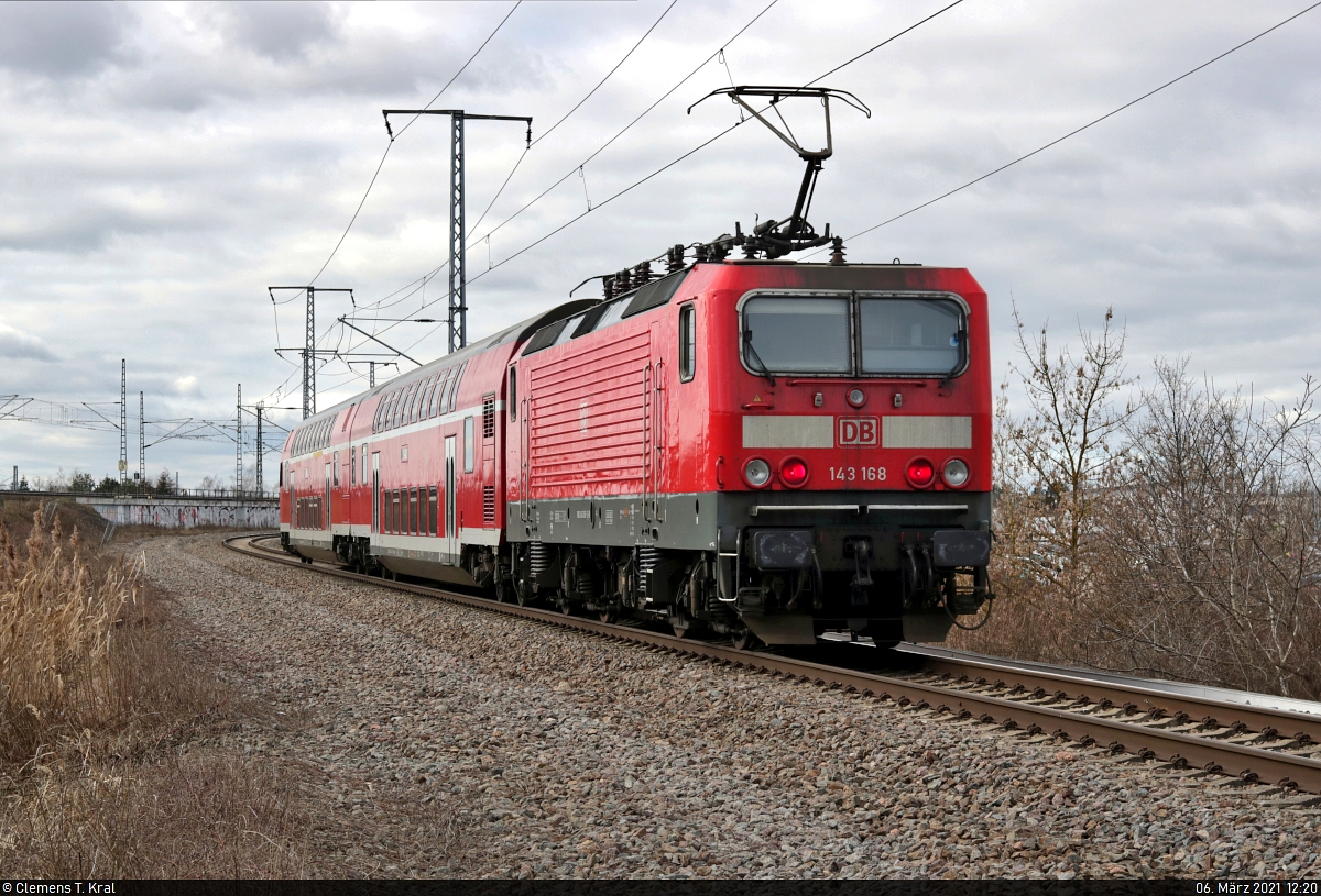 Nachschuss auf 143 168-3 am Bahnübergang (Bü) Zöberitzer Weg in Halle (Saale).

🧰 S-Bahn Mitteldeutschland (DB Regio Südost)
🚝 S 37910 (S9) Eilenburg–Halle(Saale)Hbf
🚩 Bahnstrecke Halle–Cottbus (KBS 219)
🕓 6.3.2021 | 12:20 Uhr