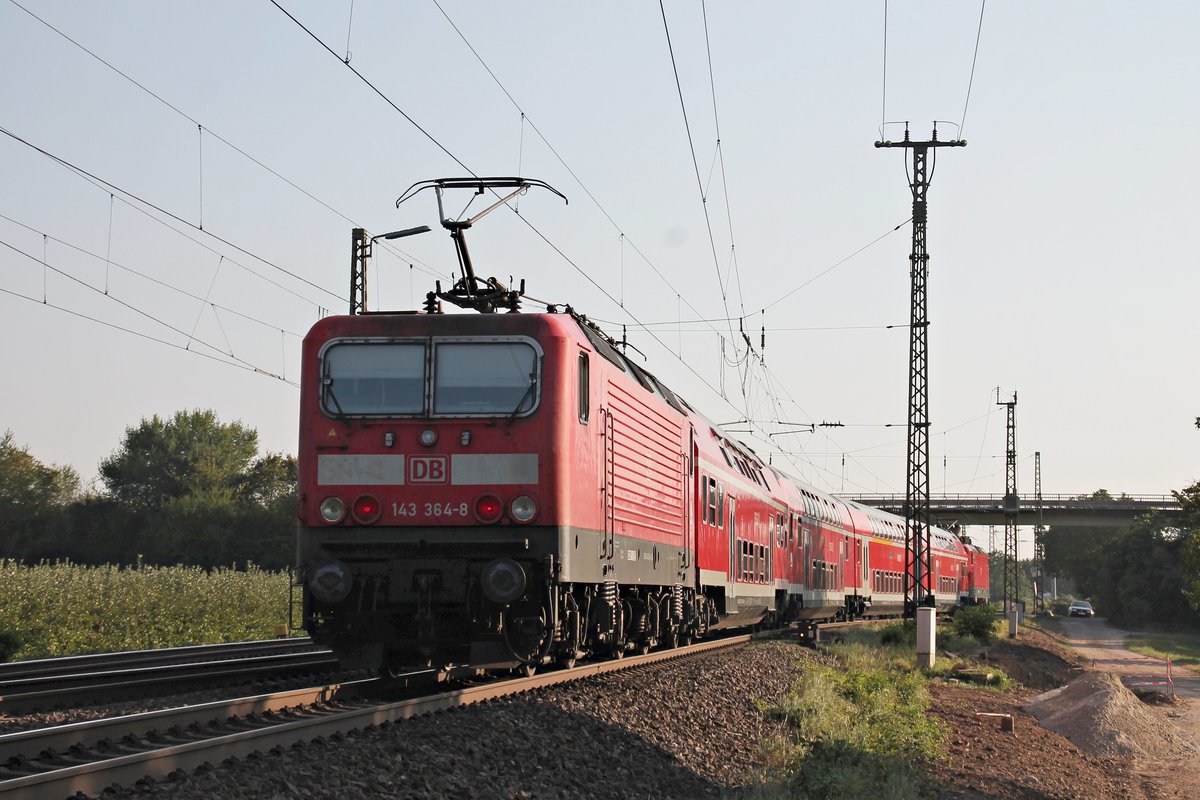 Nachschuss auf 143 364-8 am 13.09.2016, als sie mit der 143 316-8, welche an der Zugspitze lief, und ihrer RB (Freiburg (Brsg) Hbf - Müllheim (Baden)) in Kürze in den Zielbahnhof einfuhren.