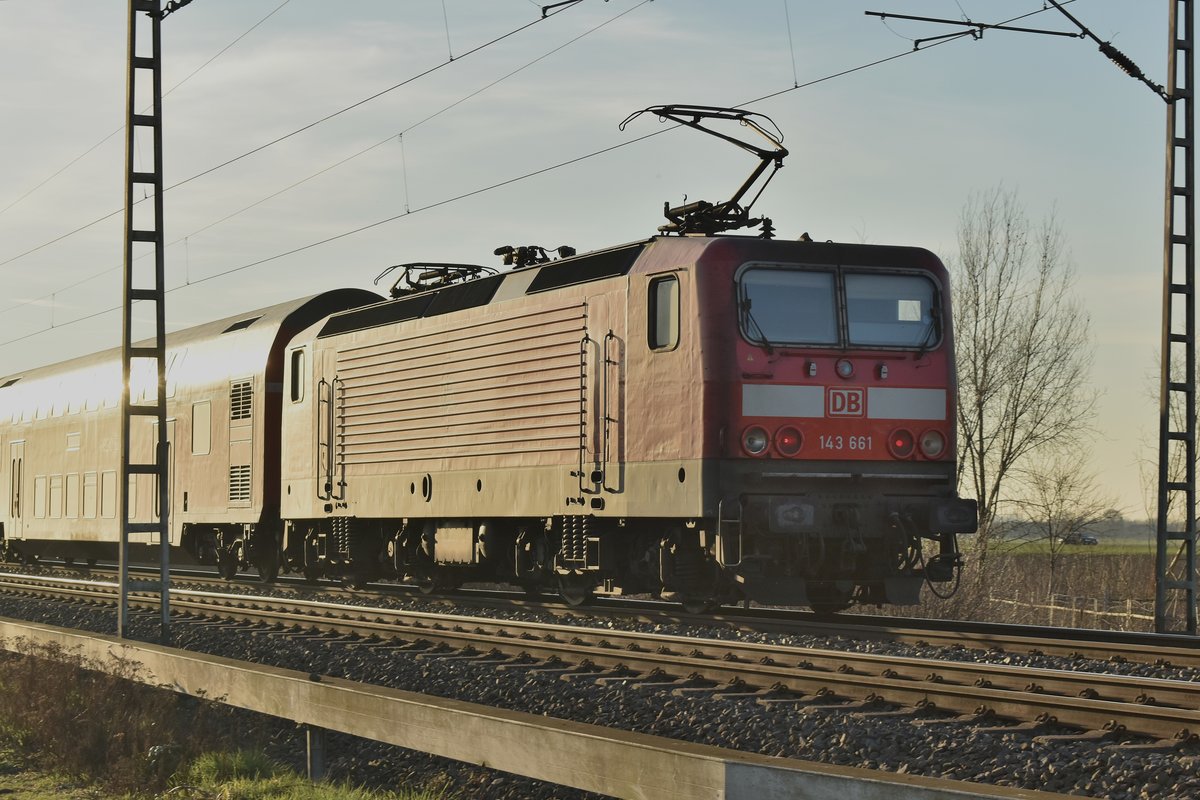 Nachschuß auf die 143 661 in Gubberath, auf dem Weg nach Mönchengladbach mit einem RB 27 am 26.2.2019