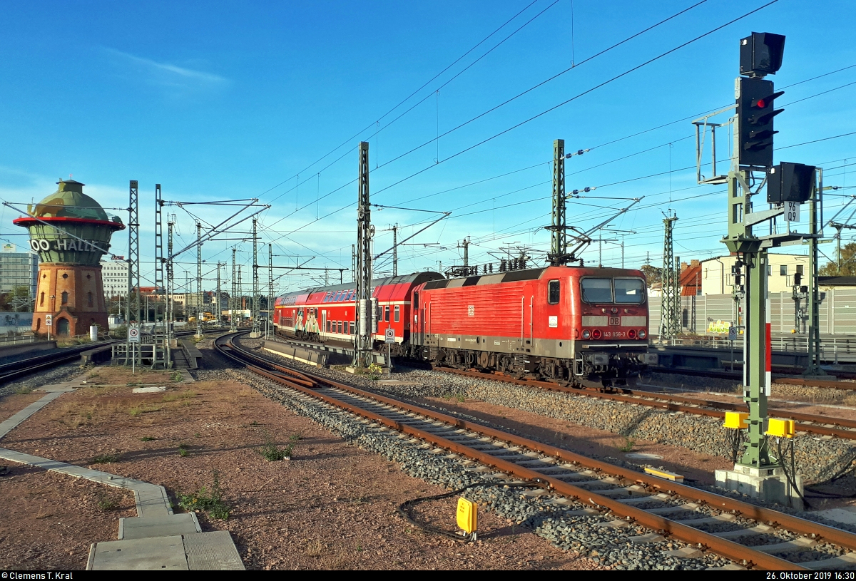 Nachschuss auf 143 856-3  Hinterzarten  der S-Bahn Mitteldeutschland (DB Regio Südost), ehem. DB Regio Baden-Württemberg, als S 37923 (S9) nach Eilenburg, einmal wieder ersatzweise für die BR 1442 (Bombardier Talent 2), die den Startbahnhof Halle(Saale)Hbf auf Gleis 10 E-G verlässt.
Aufgenommen am Ende des Bahnsteigs 8/9.
(Smartphone-Aufnahme)
[26.10.2019 | 16:30 Uhr]