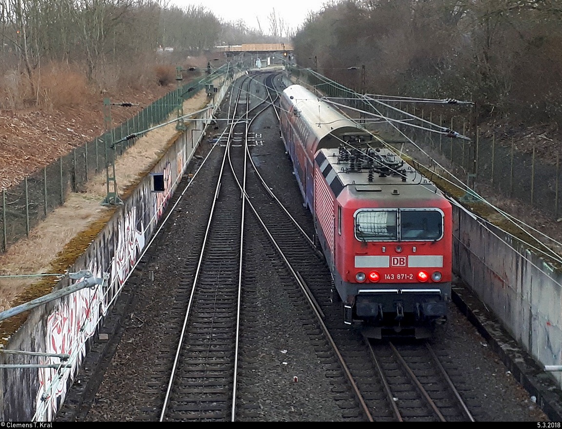 Nachschuss auf 143 871-2 der S-Bahn Mitteldeutschland (DB Regio Südost) als S 37753 (S7) von Halle-Nietleben nach Halle(Saale)Hbf Gl. 13, die in Halle-Neustadt auf der Bahnstrecke Merseburg–Halle-Nietleben (KBS 588) fährt. Aufgenommen von der Brücke Am Taubenbrunnen. [5.3.2018 | 17:24 Uhr]