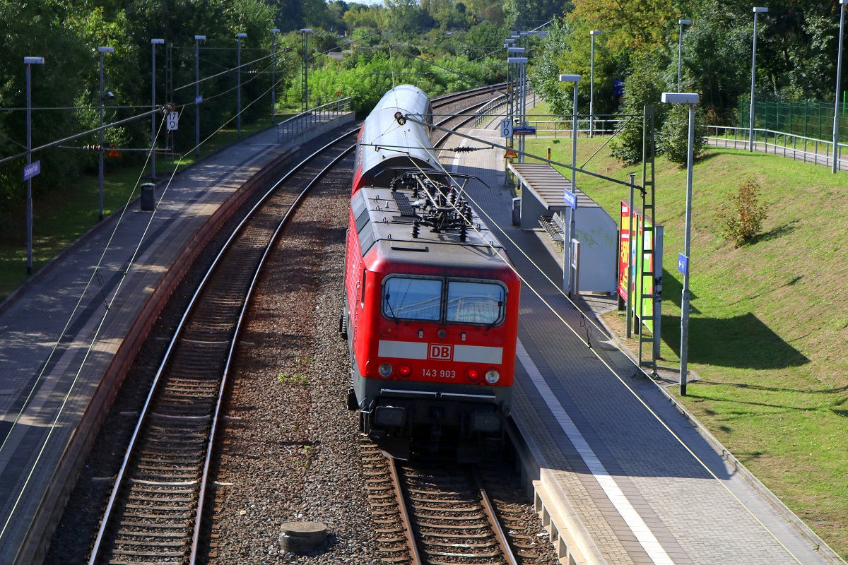 Nachschuss auf 143 903 der S-Bahn Mitteldeutschland (DB Regio Südost) als S 37727 (S7) von Halle-Nietleben nach Halle(Saale)Hbf Gl. 13a, die den Hp Halle Zscherbener Straße auf der Bahnstrecke Merseburg–Halle-Nietleben (KBS 588) verlässt. Aufgenommen von der Brücke Zscherbener Straße. [10.9.2017 | 10:58 Uhr]