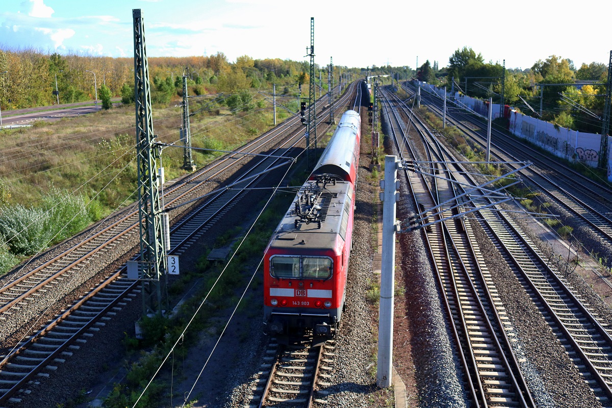 Nachschuss auf 143 903 der S-Bahn Mitteldeutschland (DB Regio Südost) als S 37746 (S7) von Halle(Saale)Hbf Gl. 13a nach Halle-Nietleben, die den Abzweig Thüringen (At) passiert. Aufgenommen von der Brücke Dieselstraße in Halle (Saale). [3.10.2017 | 16:26 Uhr]