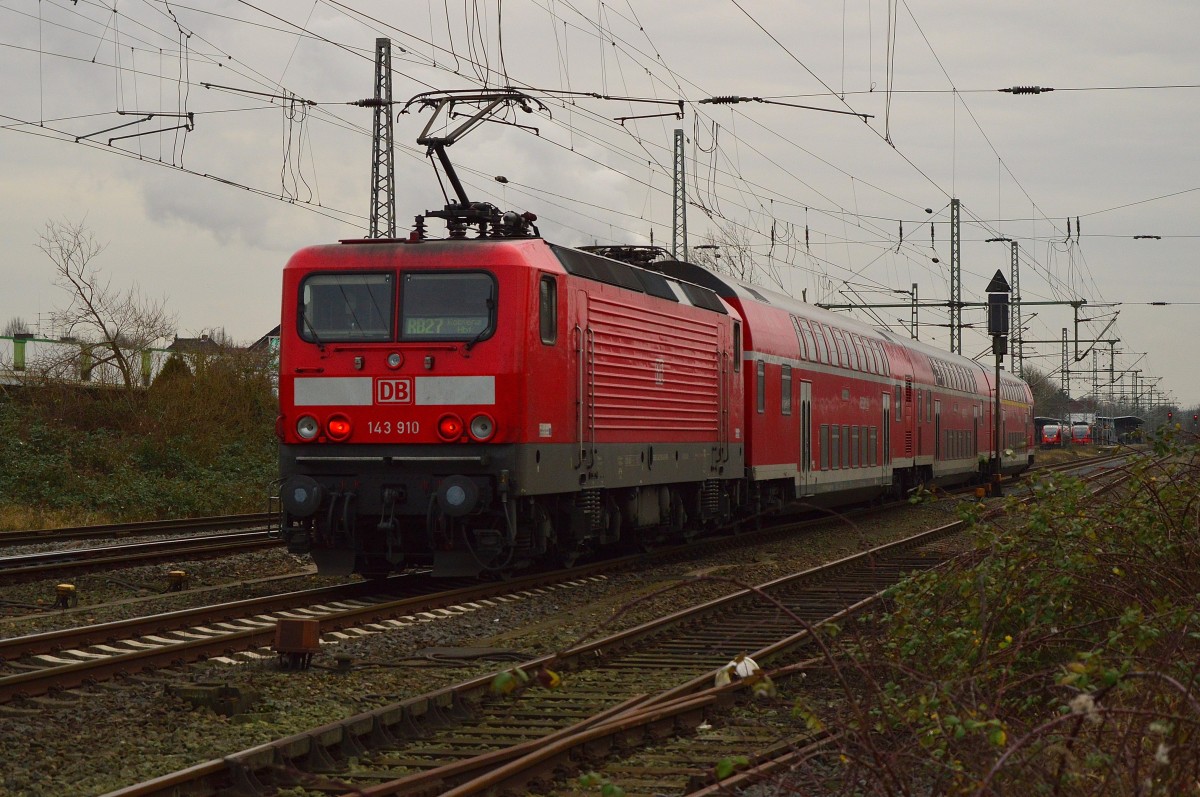 Nachschuß auf die 143 910 als sie am Freitagnachmittag den 16.1.2015 einen RB27 in den Grevenbroicher Bahnhof schiebt. Sie ist auf dem Weg nach Koblenz.