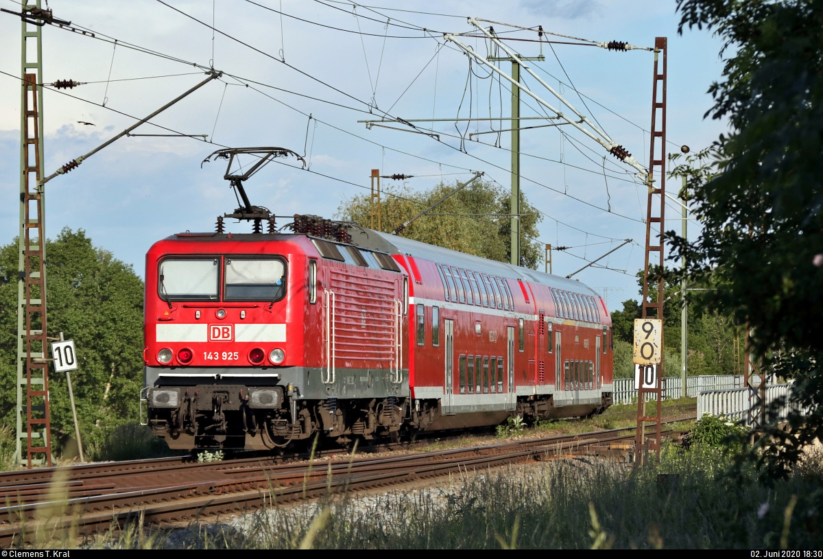 Nachschuss auf 143 925-6 der S-Bahn Mitteldeutschland (DB Regio Südost) als S 37757 (S7) von Halle-Nietleben nach Halle(Saale)Hbf, die durch die Saaleaue bei Angersdorf auf der Bahnstrecke Halle–Hann. Münden (KBS 590) fährt.
[2.6.2020 | 18:30 Uhr]