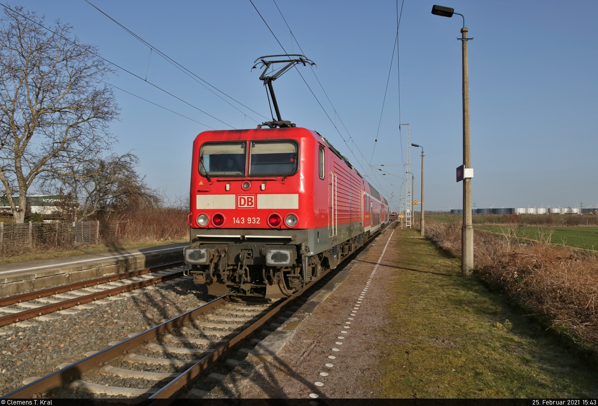 Nachschuss auf 143 932-2 bei der Ausfahrt im Hp Peißen auf Gleis 1.

🧰 S-Bahn Mitteldeutschland (DB Regio Südost)
🚝 S 37919 (S9) Halle(Saale)Hbf–Eilenburg
🚩 Bahnstrecke Halle–Cottbus (KBS 219)
🕓 25.2.2021 | 15:43 Uhr