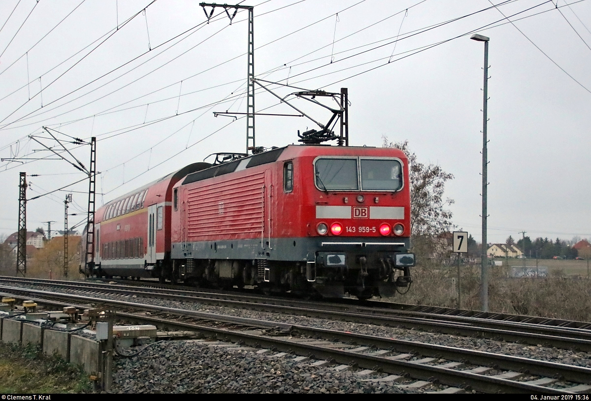 Nachschuss auf 143 959-5 der S-Bahn Mitteldeutschland (DB Regio Südost) als S 37742 (S7) von Halle(Saale)Hbf Gl. 13a nach Halle-Nietleben, die in der Saaleaue bei Angersdorf von der Bahnstrecke Halle–Hann. Münden (KBS 590) abzweigt.
[4.1.2019 | 15:36 Uhr]