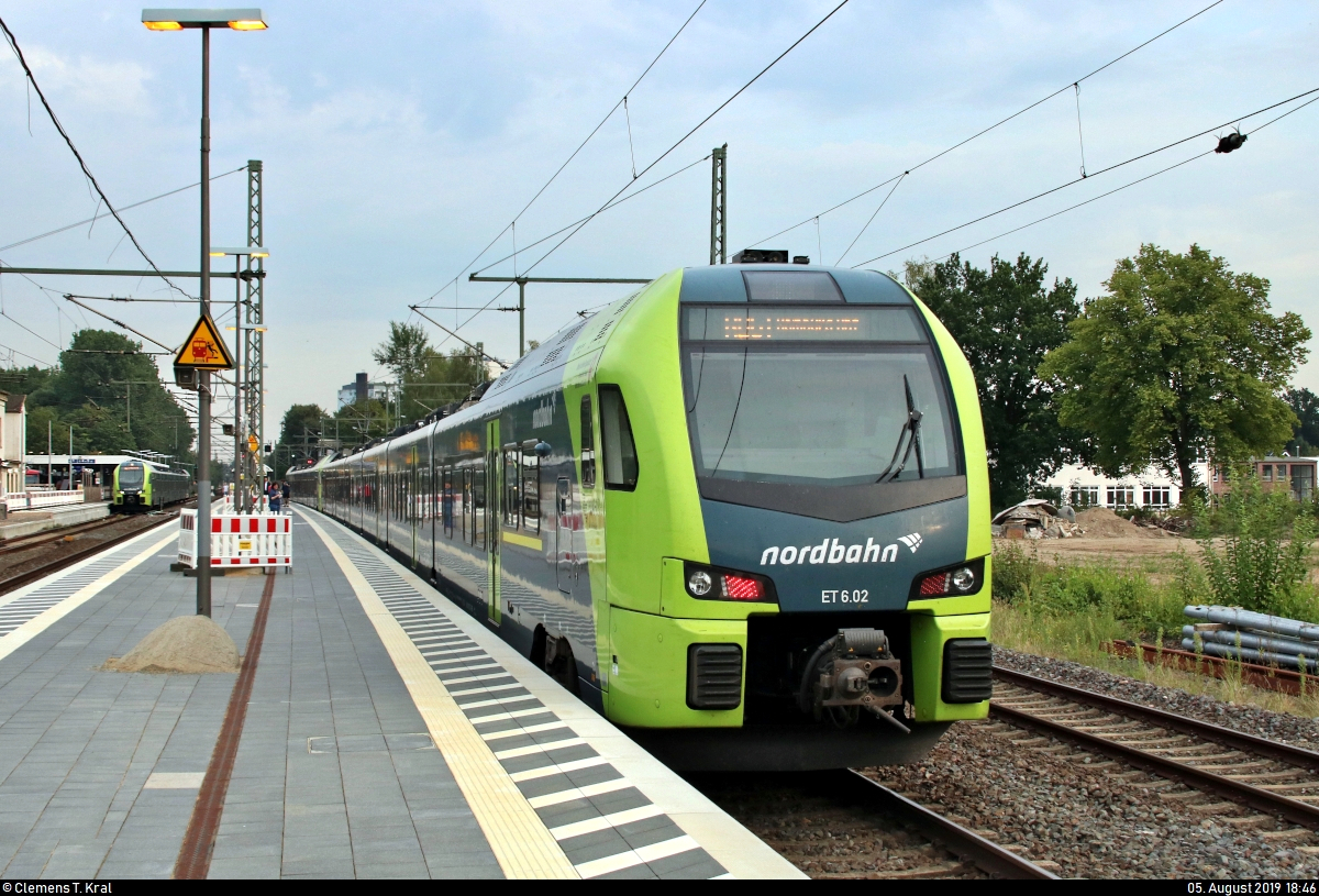 Nachschuss auf 1430 037-0 (ET 6.02) und 1429 001-9 (ET 5.01 | Stadler FLIRT 160) der NBE Nordbahn Eisenbahngesellschaft mbh & Co. KG als verspätete RB 75539 (RB61) von Itzehoe nach Hamburg Hbf, die den Bahnhof Pinneberg auf der Bahnstrecke Hamburg-Altona–Kiel (KBS 103) erreichen.
[5.8.2019 | 18:46 Uhr]