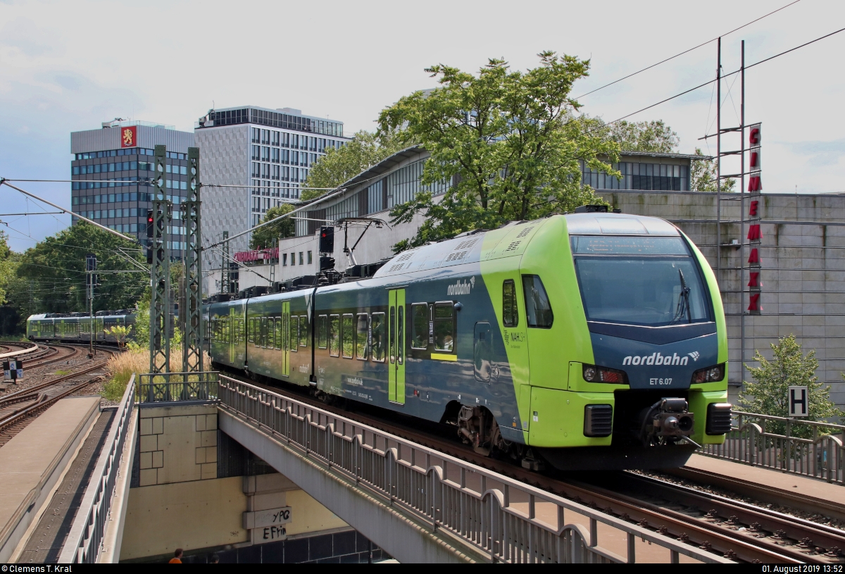 Nachschuss auf 1430 042-0 (ET 6.07) und 1429 007-6 (ET 5.07 | Stadler FLIRT 160) der NBE Nordbahn Eisenbahngesellschaft mbh & Co. KG als RB 75529 (RB61) von Itzehoe nach Hamburg Hbf, die den Hp Hamburg Dammtor auf der Hamburg-Altonaer Verbindungsbahn (KBS 137.1) verlassen.
Aufgenommen im Gegenlicht am Ende des Bahnsteigs 3/4.
[1.8.2019 | 13:52 Uhr]