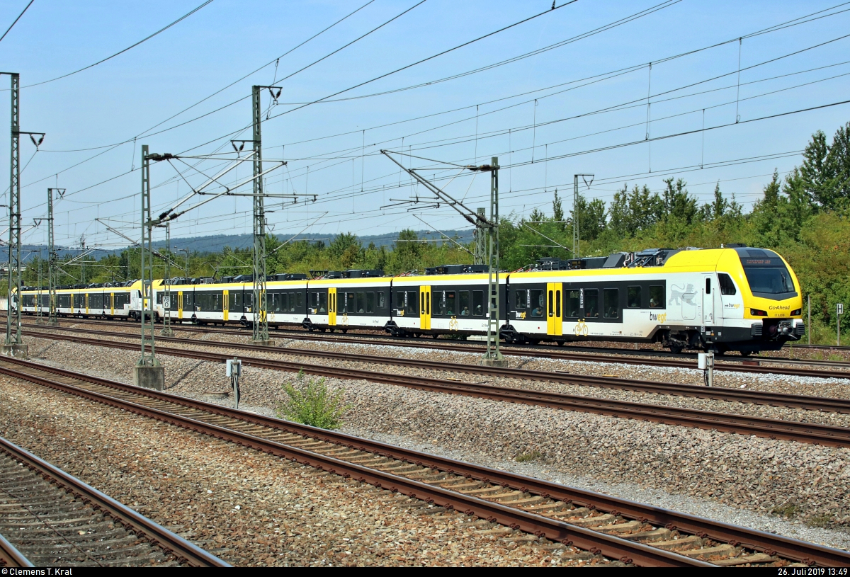 Nachschuss auf 1430 546-0 (ET 6.03) und 1430 544-5 (ET 6.01 | Stadler FLIRT 160) der Go-Ahead Baden-Württemberg GmbH (GABW) als IRE 19016 (IRE1) von Stuttgart Hbf nach Karlsruhe Hbf, die den Bahnhof Vaihingen(Enz) auf Gleis 7 verlassen.
(Dritte Neubearbeitung. Weniger Treppchenbildung geht in dieser Bildgröße leider nicht.)
Aufgenommen von Bahnsteig 1/2.
[26.7.2019 | 13:49 Uhr]