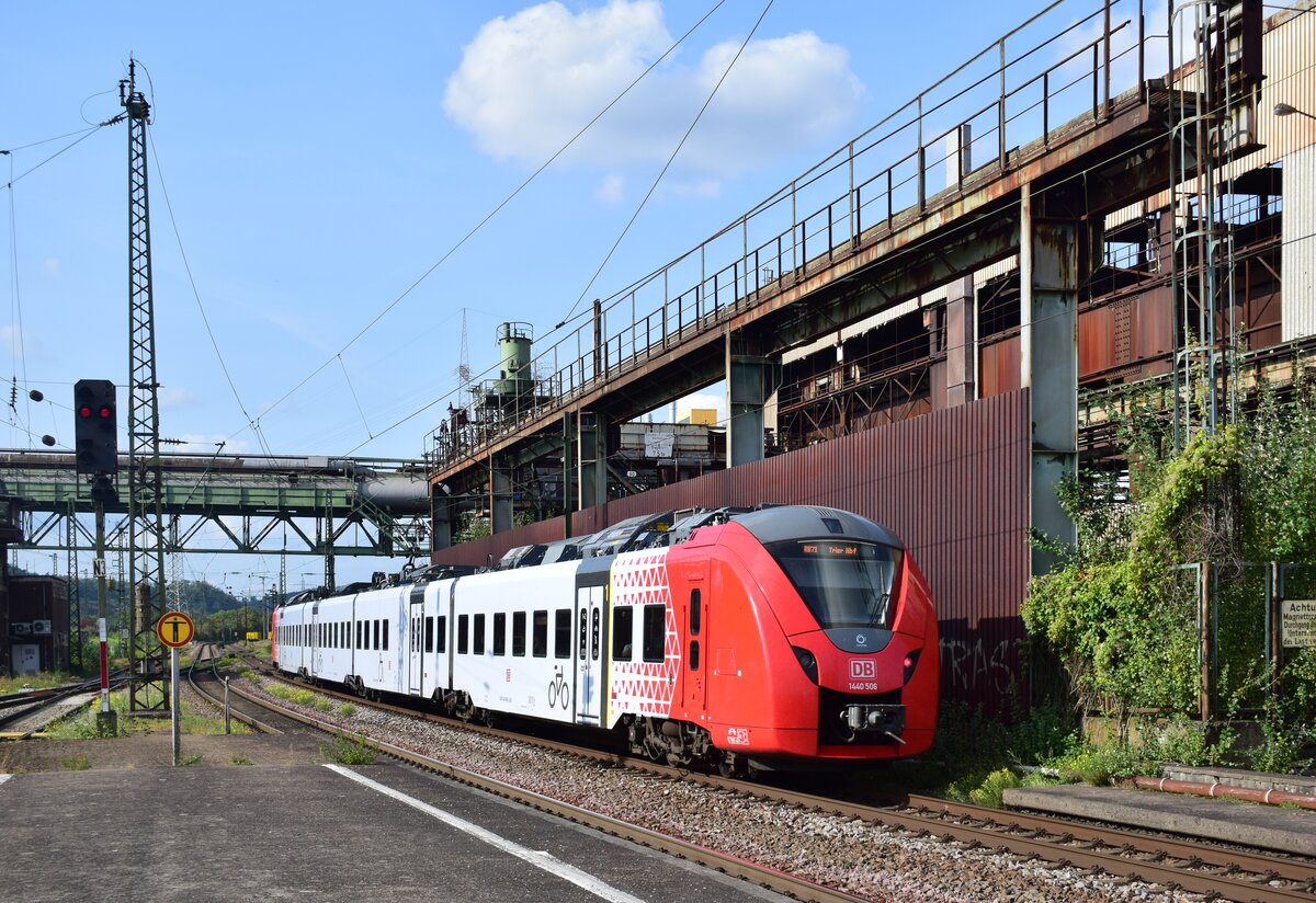 Nachschuss auf 1440 006 als RB71 nach Trier in Völklingen.

Völklingen 30.09.2023