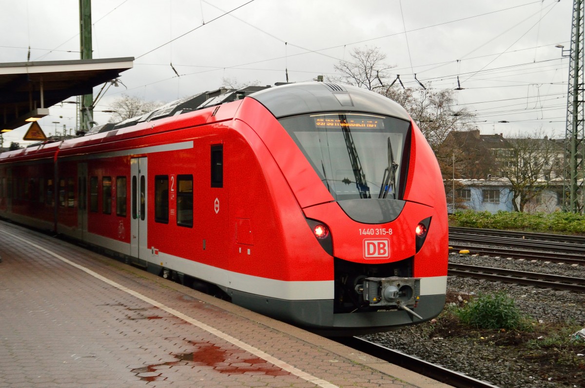 Nachschuß auf den 1440 315-8 der in Neuss Hbf als S8 nach Mönchengladbach steht. 20.12.2014
