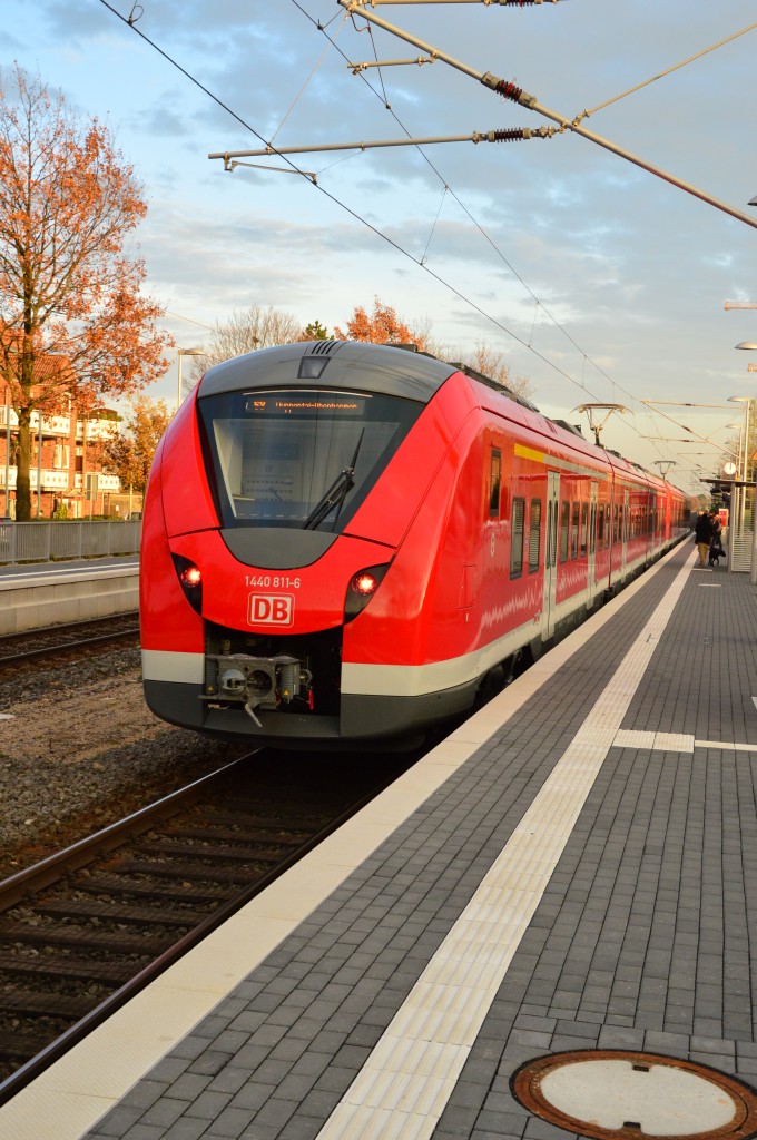 Nachschuß auf den 1440 811-6 der hier in Korschenbroich als S8 nach Wuppertal Oberbarmen zusehen ist.28.11.2014