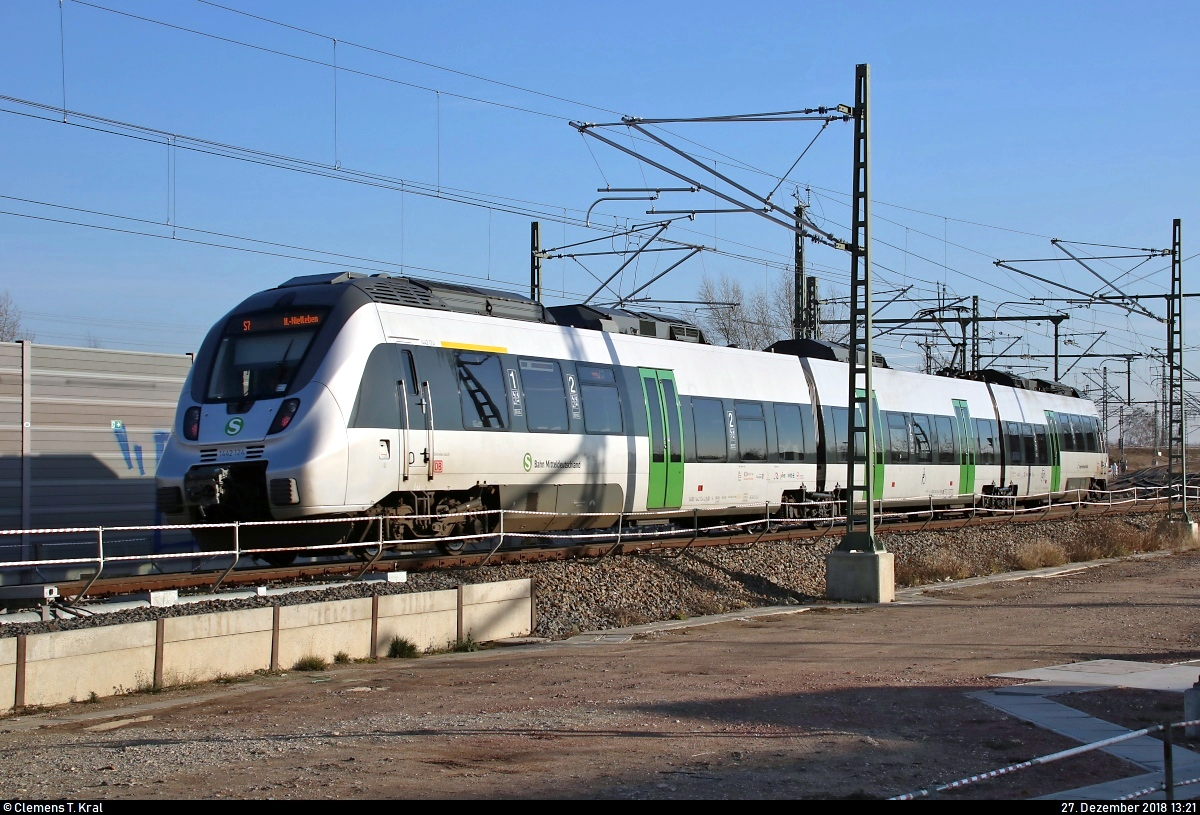 Nachschuss auf 1442 124 (Bombardier Talent 2) der S-Bahn Mitteldeutschland (DB Regio Südost) als S 37734 (S7) nach Halle-Nietleben, die ihren Startbahnhof Halle(Saale)Hbf Gl. 13a verlässt.
[27.12.2018 | 13:21 Uhr]
