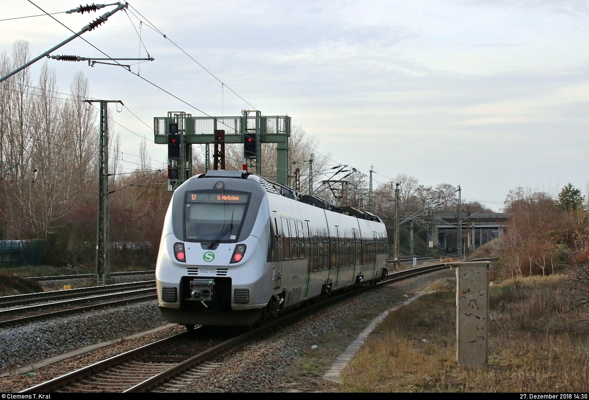 Nachschuss auf 1442 124 (Bombardier Talent 2) der S-Bahn Mitteldeutschland (DB Regio Südost) als S 37738 (S7) von Halle(Saale)Hbf Gl. 13a nach Halle-Nietleben, die den Hp Halle-Silberhöhe auf der Bahnstrecke Halle–Hann. Münden (KBS 590) verlässt.
[27.12.2018 | 14:30 Uhr]