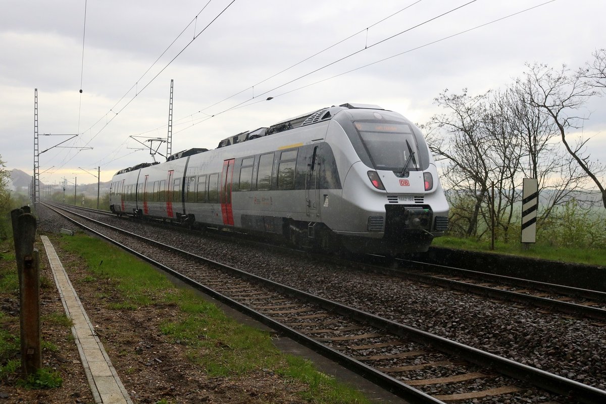 Nachschuss auf 1442 164 (Bombardier Talent 2) von DB Regio Südost als RB 16366 (RB75) von Eilenburg nach Lutherstadt Eisleben, der am Hp Teutschenthal Ost auf der Bahnstrecke Halle–Hann. Münden (KBS 590) bei regnerischem Aprilwetter beschleunigt. [13.4.2017 - 17:54 Uhr]