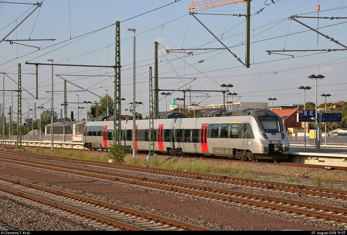 Nachschuss auf 1442 174 (Bombardier Talent 2) von DB Regio Südost als RE 16115 (RE13) nach Leipzig Hbf, der seinen Startbahnhof Magdeburg Hbf auf Gleis 8 verlässt.
[7.8.2018 | 19:07 Uhr]