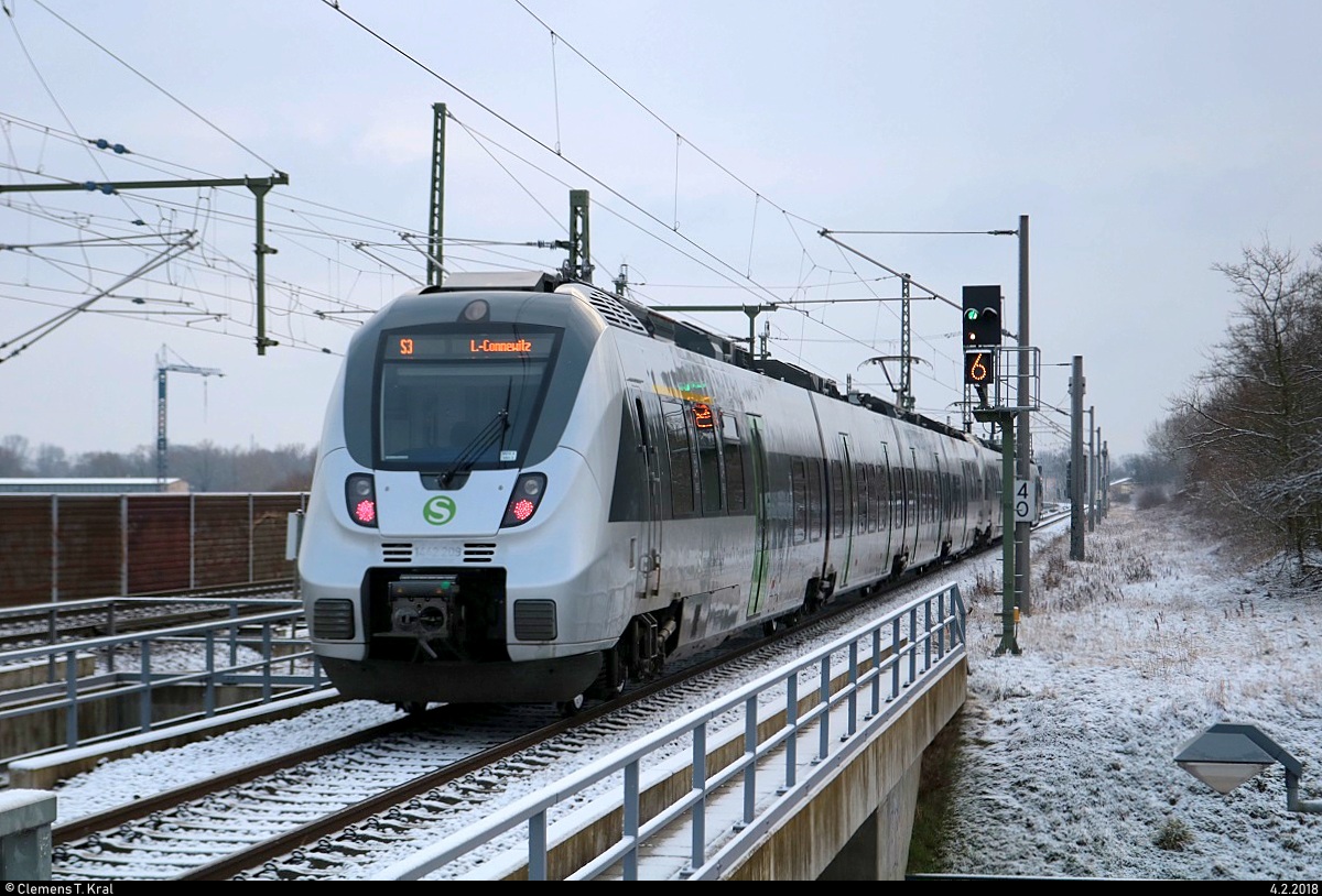 Nachschuss auf 1442 209 und 1442 210 (Bombardier Talent 2) der S-Bahn Mitteldeutschland (DB Regio Südost) als S 37325 (S3) von Halle-Trotha nach Leipzig-Connewitz, die den Hp Halle Messe auf der Bahnstrecke Magdeburg–Leipzig (KBS 340) verlassen. [4.2.2018 | 9:26 Uhr]