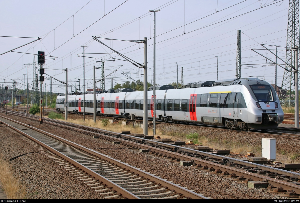 Nachschuss auf 1442 305 (Bombardier Talent 2) der S-Bahn Mitteldeutschland (MDSB II | DB Regio Südost) als S 37227 (S2) von Dessau Hbf nach Leipzig-Stötteritz, die den Bahnhof Bitterfeld auf Gleis 4 verlässt.
[21.7.2018 | 9:47 Uhr]