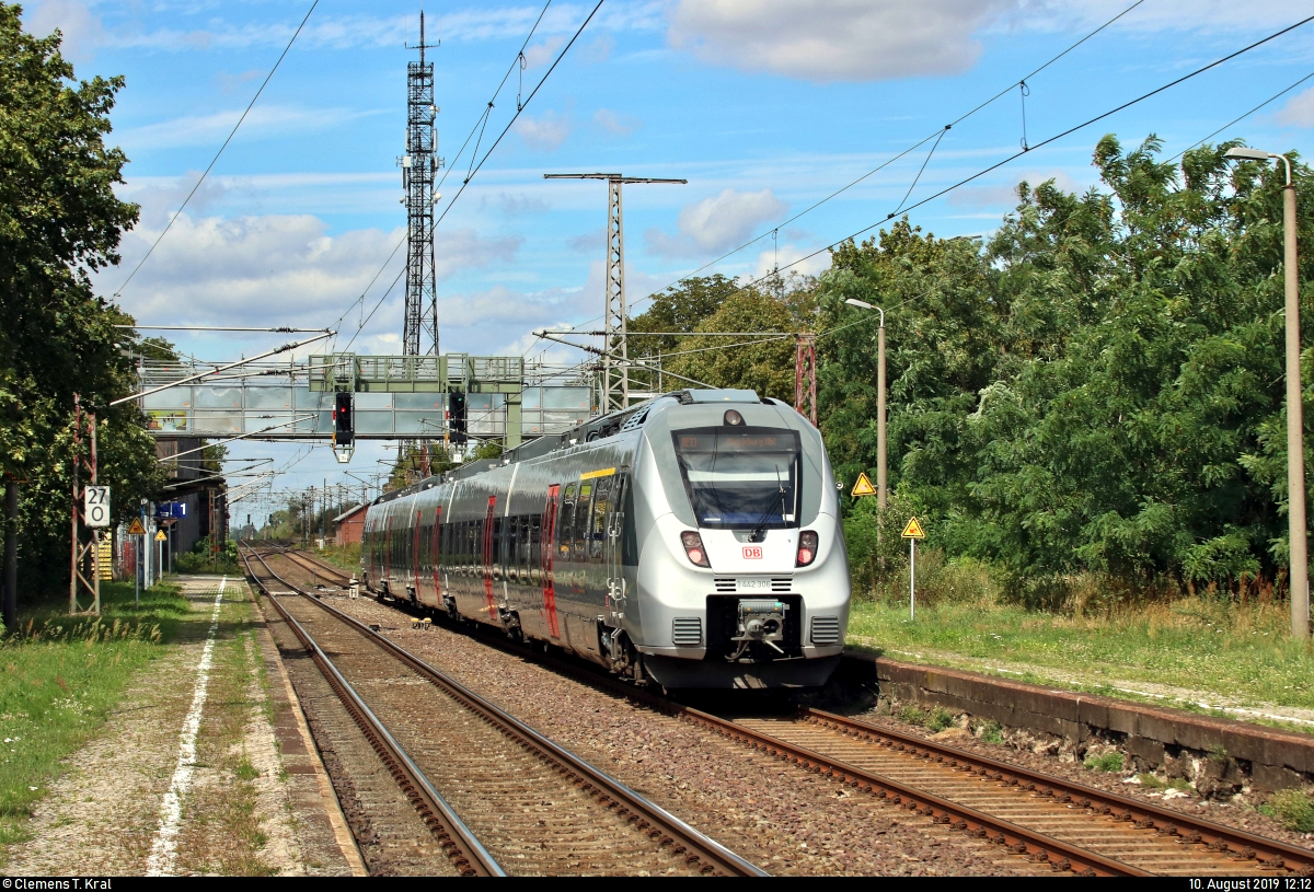 Nachschuss auf 1442 306 (Bombardier Talent 2) der Elbe-Saale-Bahn (DB Regio Südost) als RE 16108 (RE13) von Leipzig Hbf nach Magdeburg Hbf, der den Bahnhof Güterglück auf der Bahnstrecke Biederitz–Trebnitz (KBS 254) verlässt.
[10.8.2019 | 12:12 Uhr]