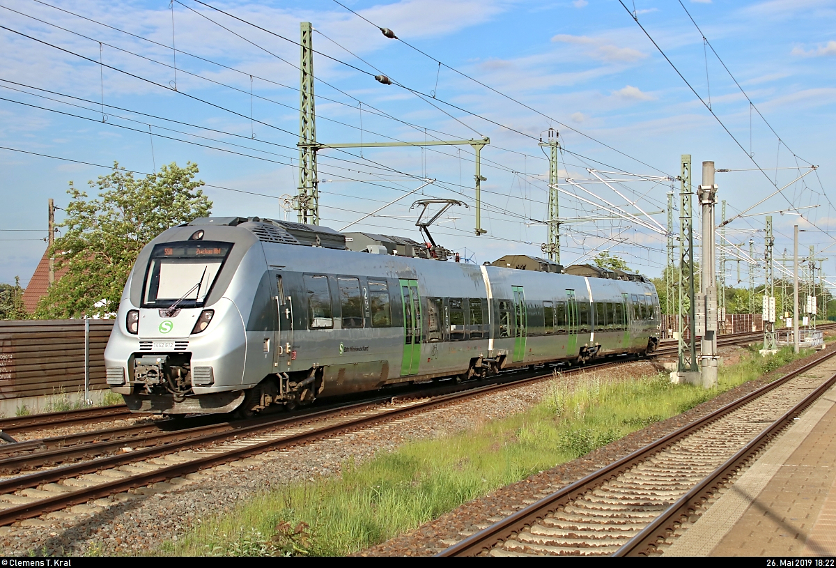 Nachschuss auf 1442 612 (Bombardier Talent 2) der S-Bahn Mitteldeutschland (DB Regio Südost) als S 37529 (S5X) von Halle(Saale)Hbf nach Zwickau(Sachs)Hbf, die den Hp Halle Messe auf der Bahnstrecke Magdeburg–Leipzig (KBS 340) passiert.
[26.5.2019 | 18:22 Uhr]