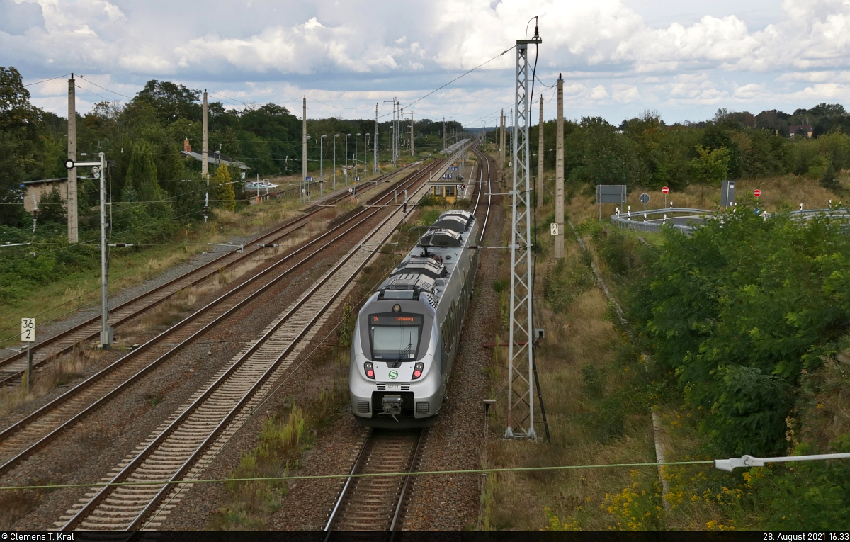Nachschuss auf 1442 631 (Bombardier Talent 2), der den Hp Eilenburg Ost auf Gleis 5 erreicht.
Aufgenommen von der Brücke Wurzener Landstraße.

🧰 S-Bahn Mitteldeutschland (DB Regio Südost)
🚝 S 37444 (S4) Markkleeberg-Gaschwitz–Falkenberg(Elster)
🚩 Bahnstrecke Halle–Cottbus (KBS 219)
🕓 28.8.2021 | 16:33 Uhr