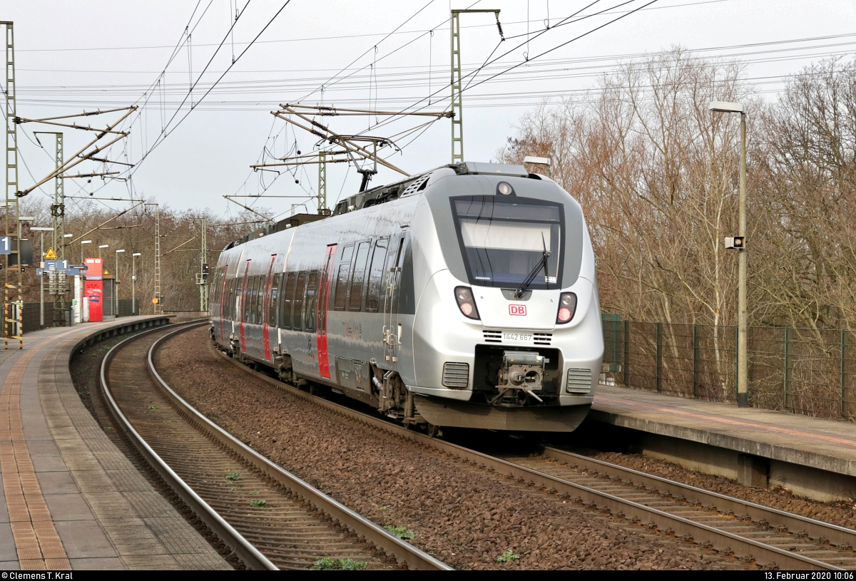 Nachschuss auf 1442 667 (Bombardier Talent 2) der Elbe-Saale-Bahn (DB Regio Südost) als Tfzf, die den Hp Magdeburg Herrenkrug auf der Bahnstrecke Berlin–Magdeburg (KBS 201) Richtung Magdeburg-Neustadt durchfährt.
[13.2.2020 | 10:06 Uhr]