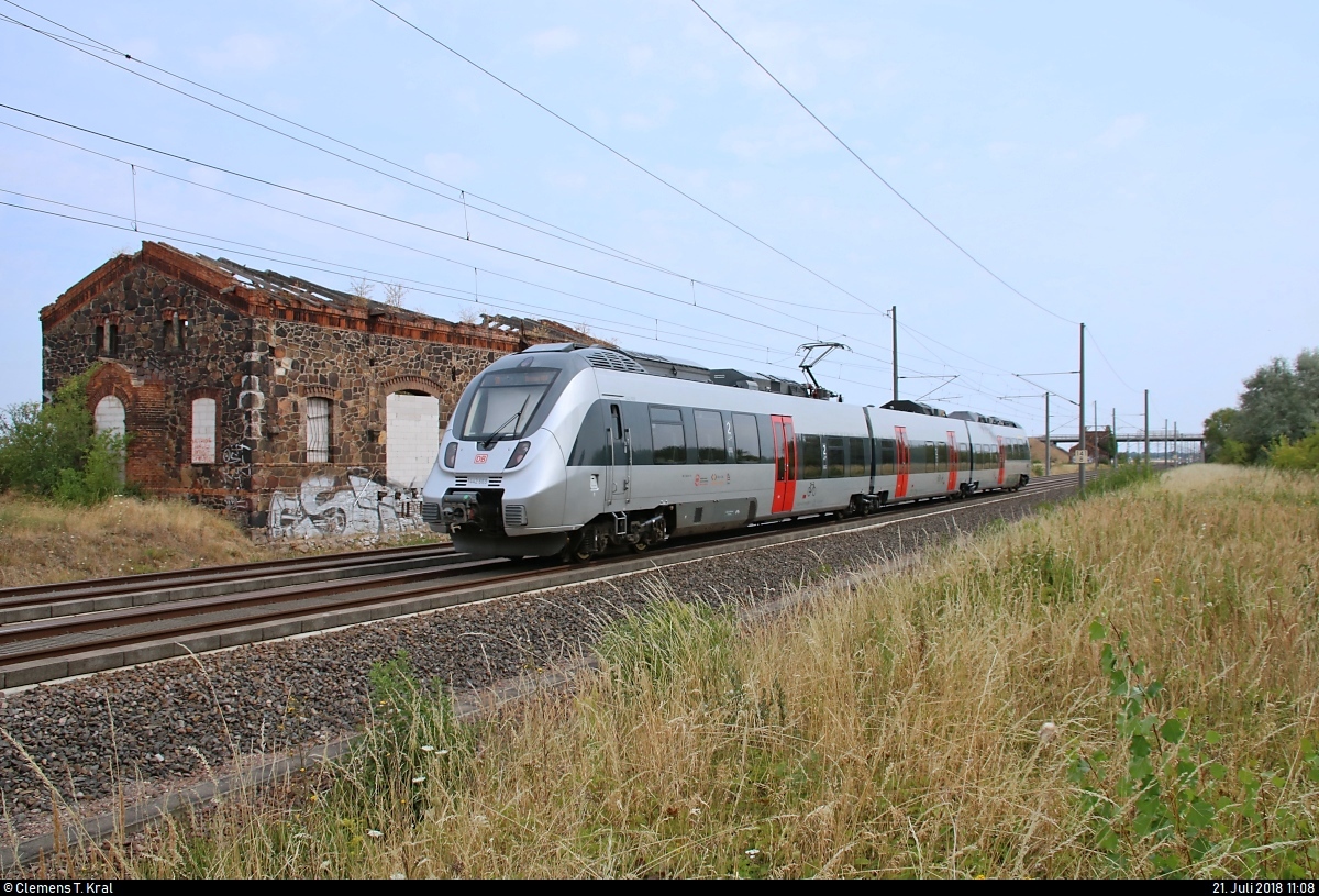 Nachschuss auf 1442 669 (Bombardier Talent 2) der S-Bahn Mitteldeutschland (MDSB II | DB Regio Südost) als S 37830 (S8) von Halle(Saale)Hbf nach Dessau Hbf, die in Brehna auf der Bahnstrecke Berlin–Halle (KBS 250) fährt.
[21.7.2018 | 11:08 Uhr]