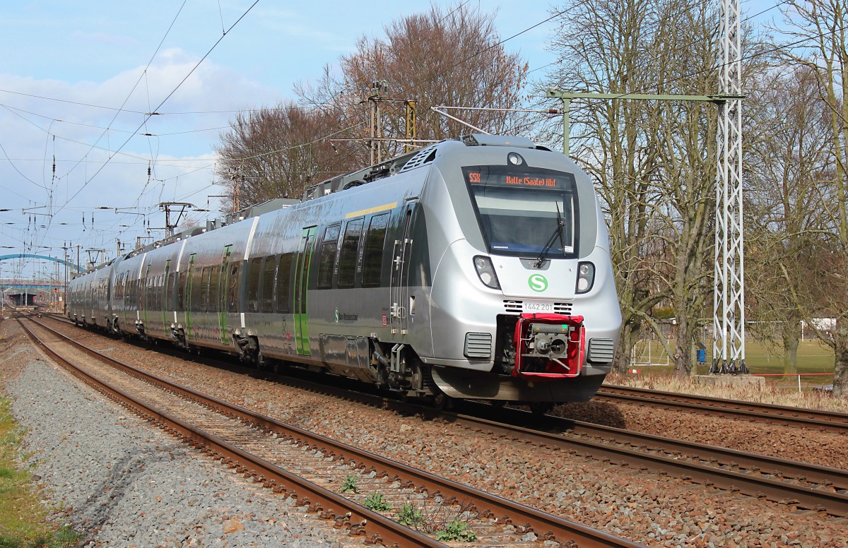Nachschuß auf die 1442 706 und 1442 201 die mit der S5X nach Halle (Saale) Hbf durch die Ortslage von Gößnitz fahren und selbigen Bahnhof gleich erreichen werden. 15.03.2014