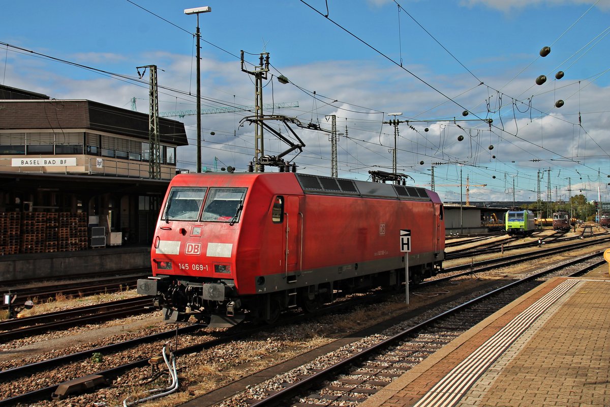 Nachschuss auf 145 069-1, als sie am 07.10.2015 als Lokzug über Gleis 1 durch Basel Bad Bf gen Basel Bad Rbf fuhr. Zuvor brachte sie einen Güterzug in den Rangierbahnhof Muttenz.