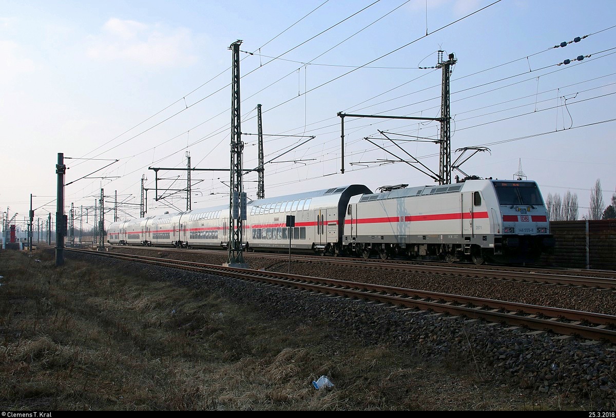 Nachschuss auf 145 555-8 DB als IC 2444 (Linie 55) von Dresden Hbf nach Köln Hbf, der in Halle-Kanena auf der Bahnstrecke Magdeburg–Leipzig (KBS 340) fährt. [25.3.2018 | 16:57 Uhr]