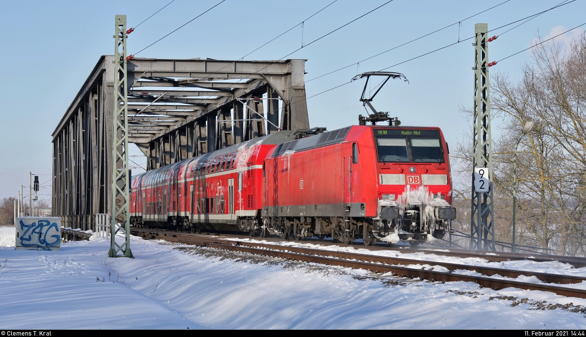 Nachschuss auf 146 007-0, die ihre drei Dostos über die Saale in Schkopau schiebt.

🧰 Elbe-Saale-Bahn (DB Regio Südost)
🚝 RE 4884  Saale-Express  (RE18) <s>Jena-Göschwitz–</s>Naumburg(Saale)Hbf–Halle(Saale)Hbf
🚩 Bahnstrecke Halle–Bebra (KBS 580)
🕓 11.2.2021 | 14:44 Uhr