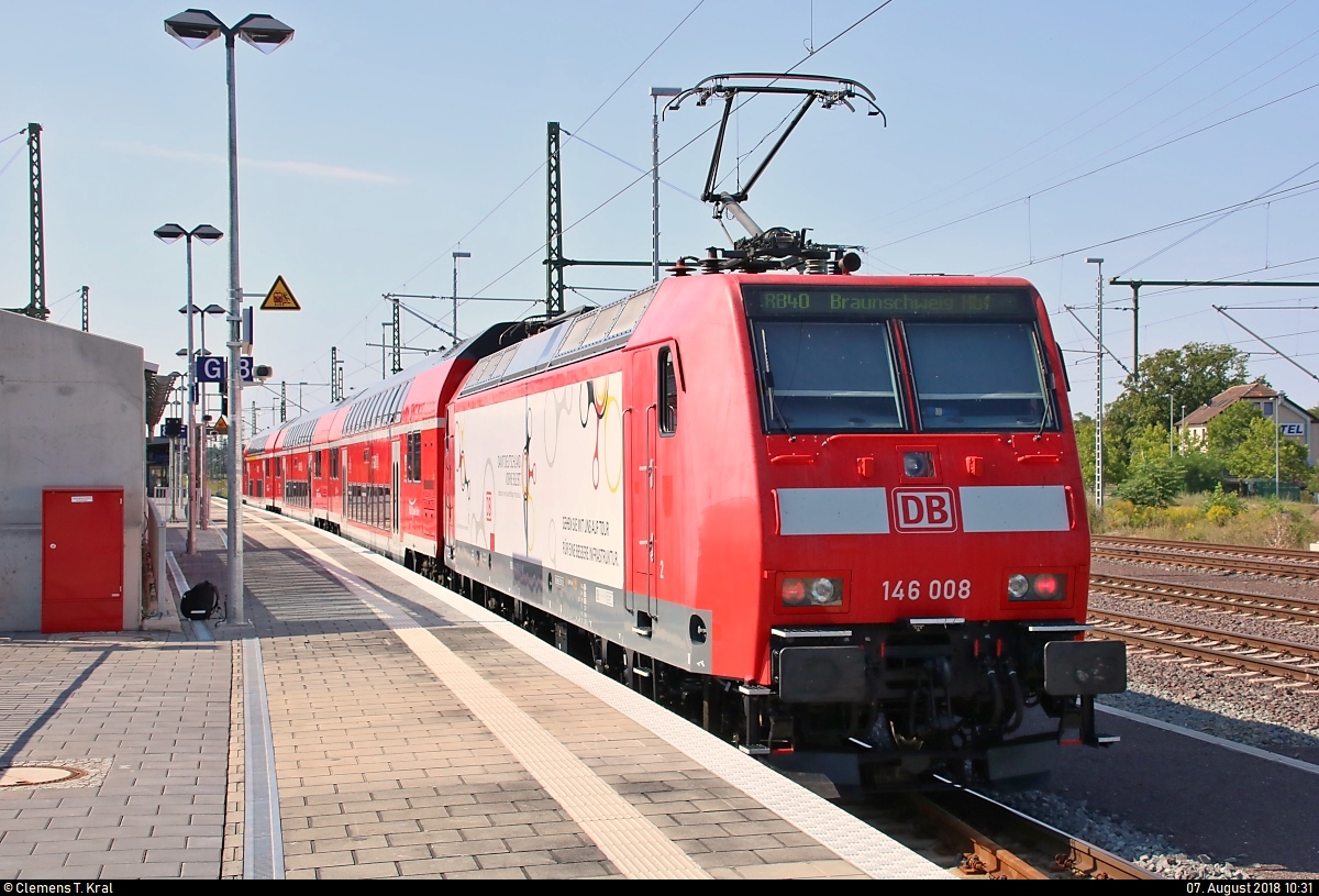 Nachschuss auf 146 008  Damit Deutschland vorne bleibt  der Elbe-Saale-Bahn (DB Regio Südost) als RB 16412 (RB40) von Burg(Magdeburg) nach Braunschweig Hbf, die Magdeburg Hbf auf Gleis 8 B-D erreicht.
[7.8.2018 | 10:31 Uhr]