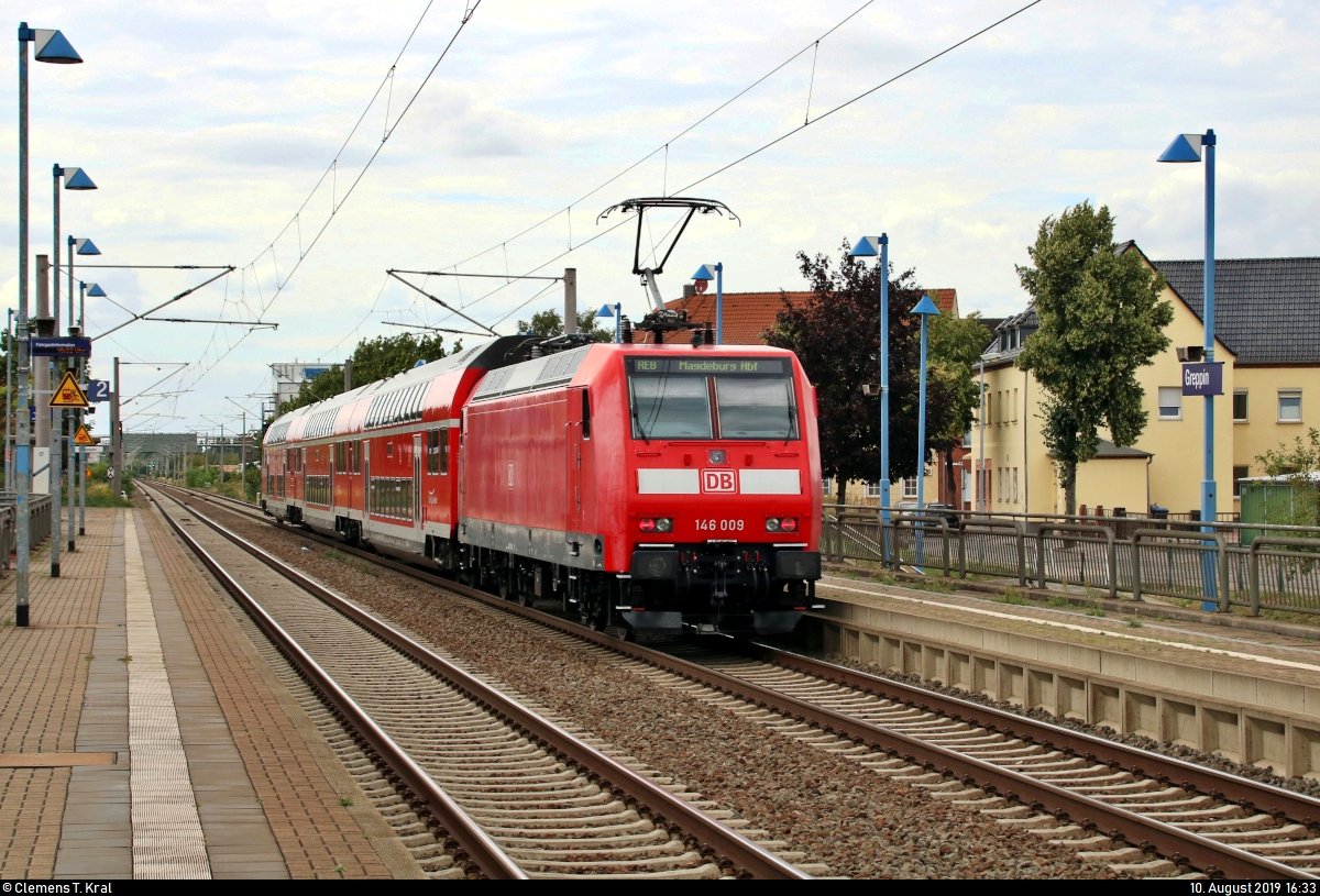 Nachschuss auf 146 009-6 der Elbe-Saale-Bahn (DB Regio Südost) als RE 16360 (RE8) von Halle(Saale)Hbf nach Magdeburg Hbf über Dessau Hbf, der den Hp Greppin auf der Bahnstrecke Trebnitz–Leipzig (KBS 251) durchfährt.
[10.8.2019 | 16:33 Uhr]