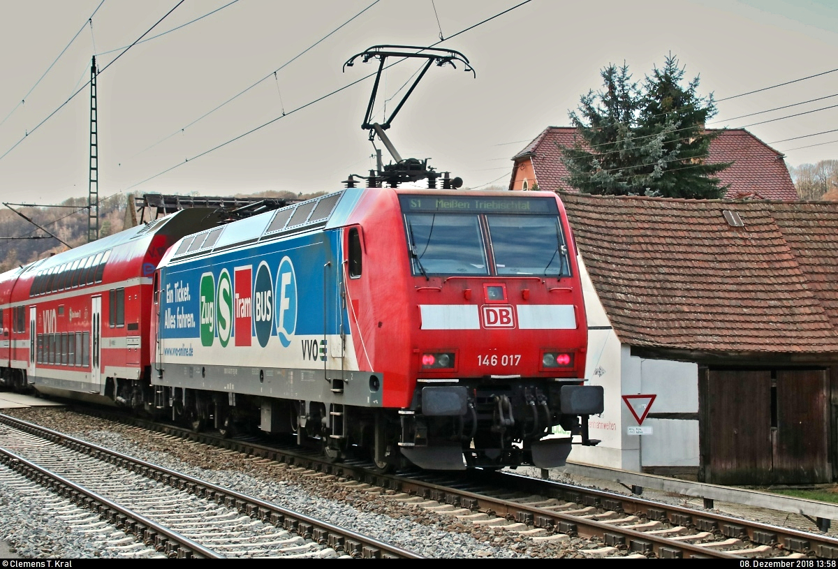 Nachschuss auf 146 017, mit Werbung für den Verkehrsverbund Oberelbe (VVO), der S-Bahn Dresden (DB Regio Südost) als S 31740 (S1) von Schöna nach Meißen Triebischtal, die in Stadt Wehlen auf der Bahnstrecke Děčín–Dresden-Neustadt (Elbtalbahn | KBS 247) fährt.
Aufgenommen im Gegenlicht.
[8.12.2018 | 13:58 Uhr]