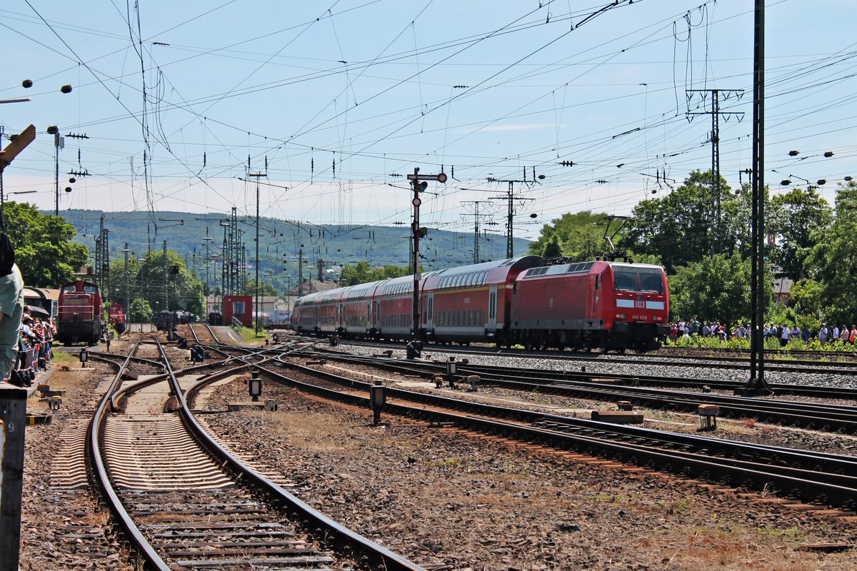 Nachschuss auf 146 020 am 14.06.2015, als sie einen RE5 (Emmerich - Koblenz Hbf) dem Endbahnhof in Koblenz Lützel entgegen schob.