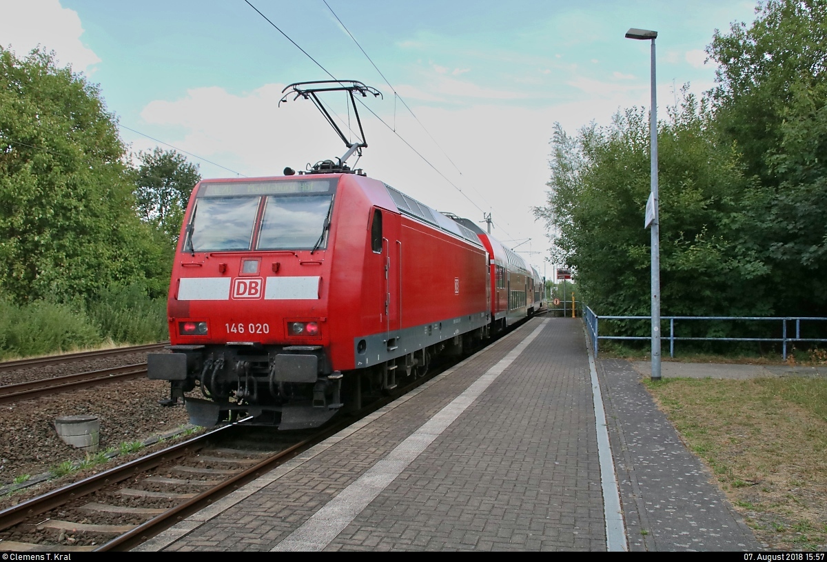 Nachschuss auf 146 020 der Elbe-Saale-Bahn (DB Regio Südost) als RE 4689 (RE20) von Uelzen nach Stendal, der den Bahnhof Hohenwulsch auf der Bahnstrecke Stendal–Uelzen (KBS 305) verlässt.
[7.8.2018 | 15:57 Uhr]