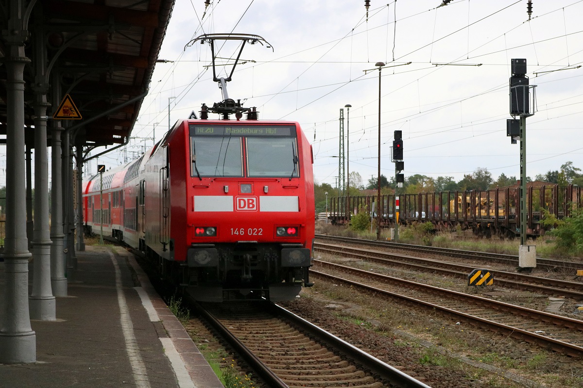 Nachschuss auf 146 022 der Elbe-Saale-Bahn (DB Regio Südost) als verspäteter RE 4685 (RE20) von Uelzen nach Magdeburg Hbf, der den Bahnhof Stendal verlässt. [7.10.2017 | 12:41 Uhr]