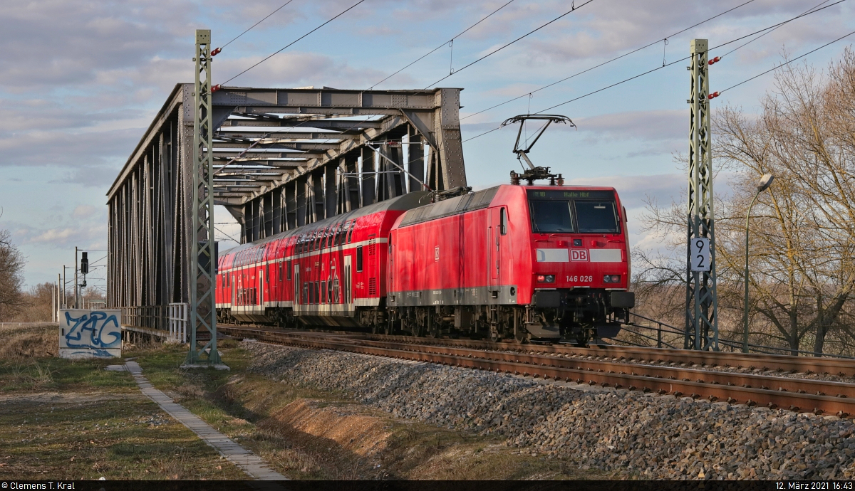 Nachschuss auf 146 026-0 an der Saale in Schkopau.

🧰 Elbe-Saale-Bahn (DB Regio Südost)
🚝 RE 4886  Saale-Express  (RE18) Naumburg(Saale)Hbf–Halle(Saale)Hbf
🚩 Bahnstrecke Halle–Bebra (KBS 580)
🕓 12.3.2021 | 16:43 Uhr