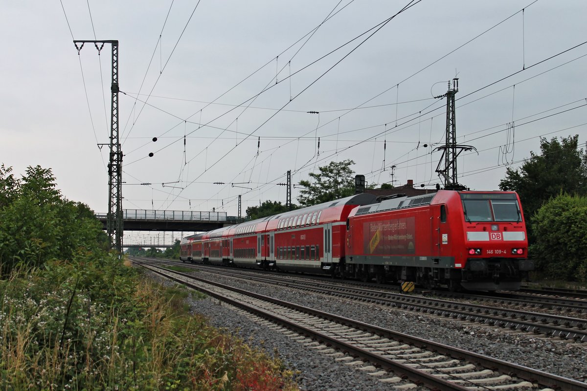 Nachschuss auf 146 109-4  Baden Württemberg erfahren/Lahr (Schwarzw.)  am 10.06.2015, als sie einen RE (Basel Bad Bf - Offenburg) aus dem Bahnhof von Müllheim (Baden) schob.