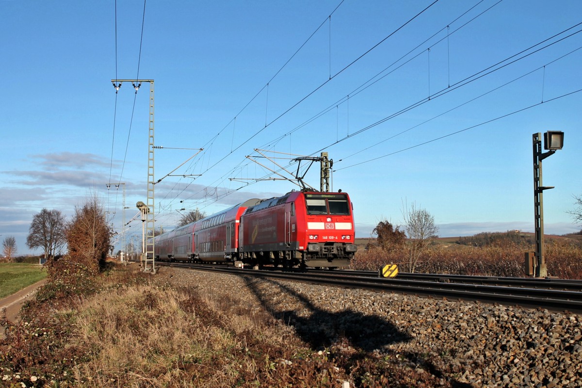 Nachschuss auf 146 109-4  Lahr (Schwarzw.) , als sie am 07.12.2013 ihrer RE aus dem Bahnhofsbereich von Müllheim (Baden) gen Norden schob.