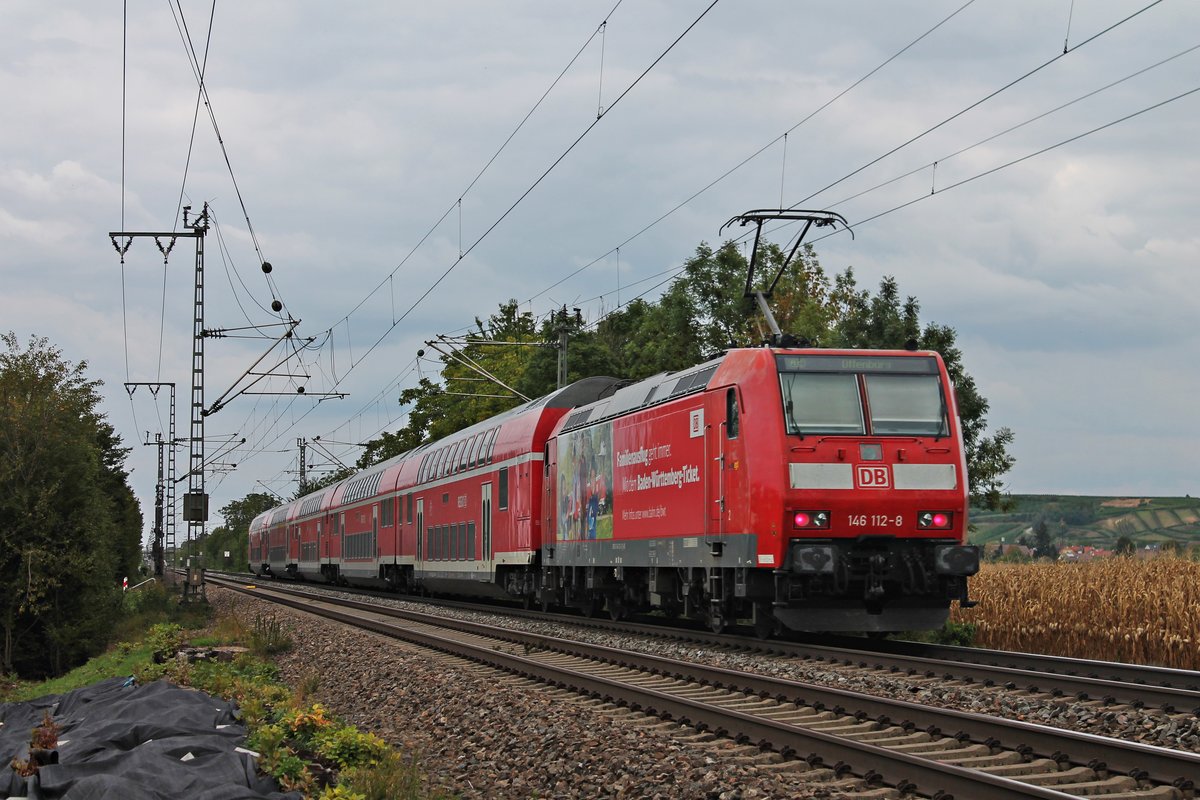 Nachschuss auf 146 112-8  Familienausflug geht immer. Mit dem Baden-Württemberg-Ticket. , als diese am Nachmittag des 04.09.2018 ihren RE (Basel Bad Bf - Offenburg) nörldich von Müllheim (Baden) in Richtung Buggingen schob.