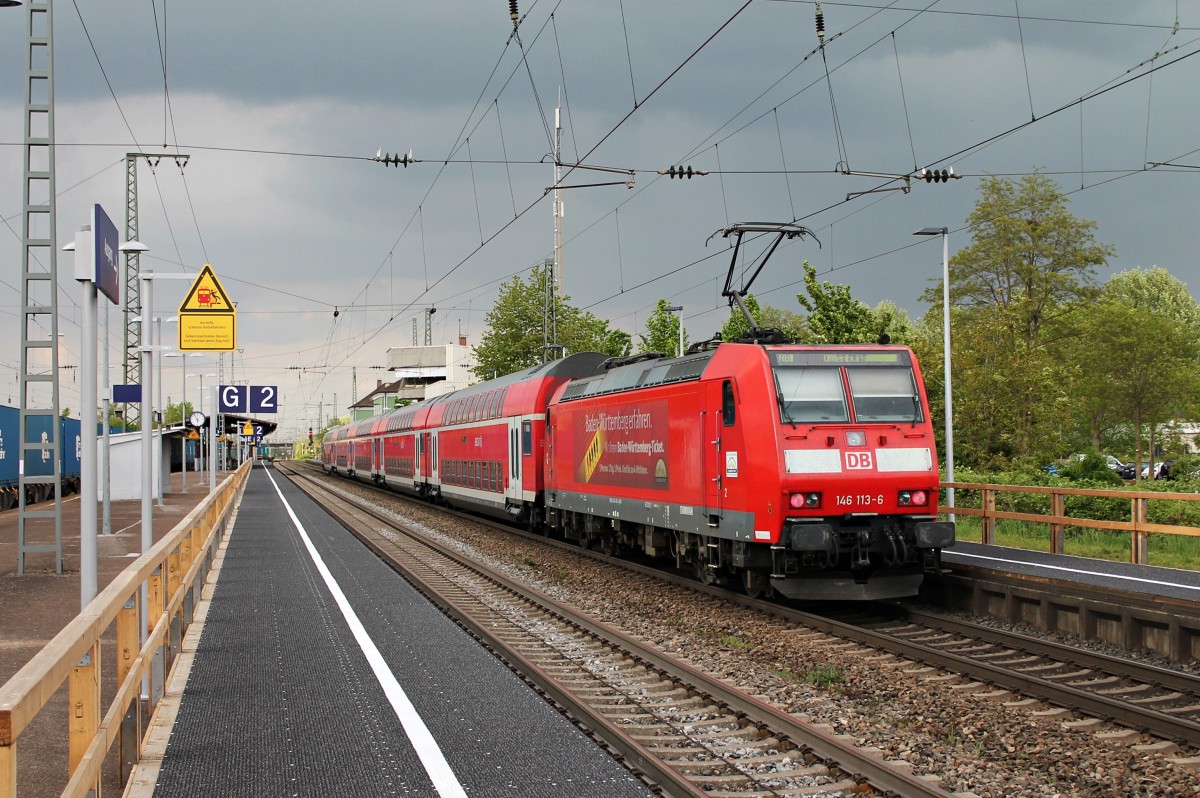 Nachschuss auf 146 113-6  Baden Württemberg erfahren  als sie am 25.04.2014 mit einem RE aus Schliengen in Müllheim (Baden) an den Bahnsteig rollt.