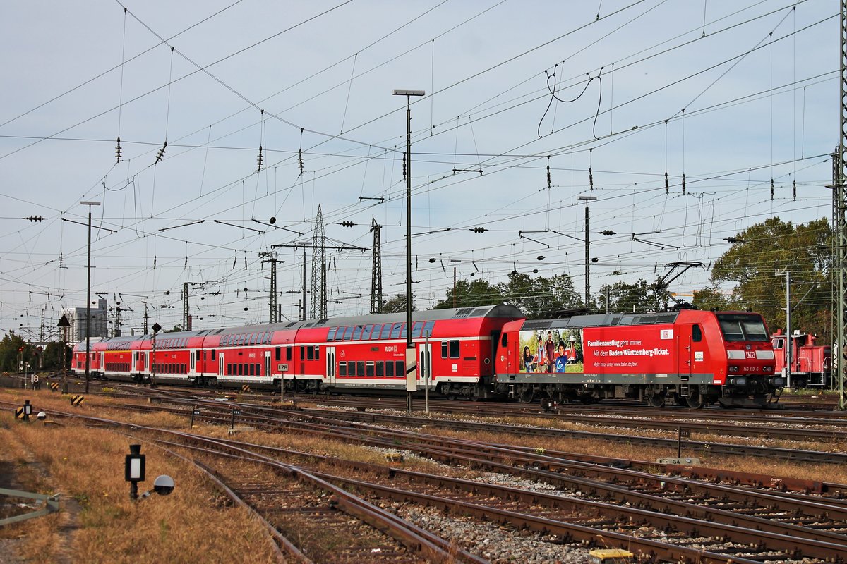 Nachschuss auf 146 113-6  Familienausflug geht immer. Mit dem Baden-Württemberg-Ticket. / Ortenaukreis , als diese am 04.10.2017 ihren RE (Basel Bad Bf - Offenburg) aus dem Startbahnhof gen Weil am Rhein schob. (Fotostandpunkt von öffentlich zugänglichen Parkplatz)