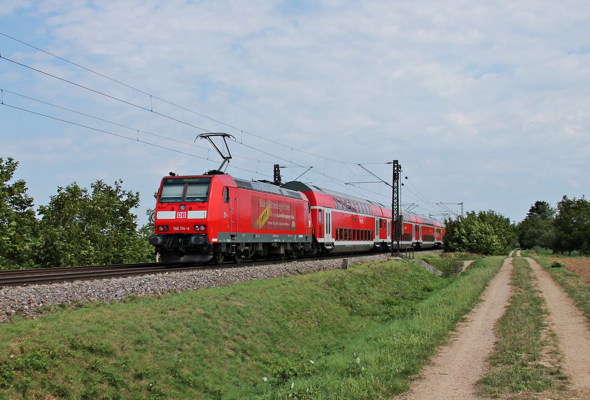 Nachschuss auf 146 114-4  Baden Württemberg erfahren/Landkreis Emmendingen  am 31.08.2015, als sie ihren RE (Basel Bad Bf - Offenburg) bei Hügelheim in Richtung Freiburg schob.