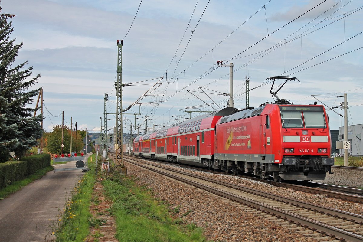 Nachschuss auf 146 116-9  Baden Württemberg erfahren/Landkreis Lörrach , als diese am Mittag des 07.10.2017 ihren RE (Basel Bad Bf - Offenburg) südlich von Eimeldingen gen Norden schob.