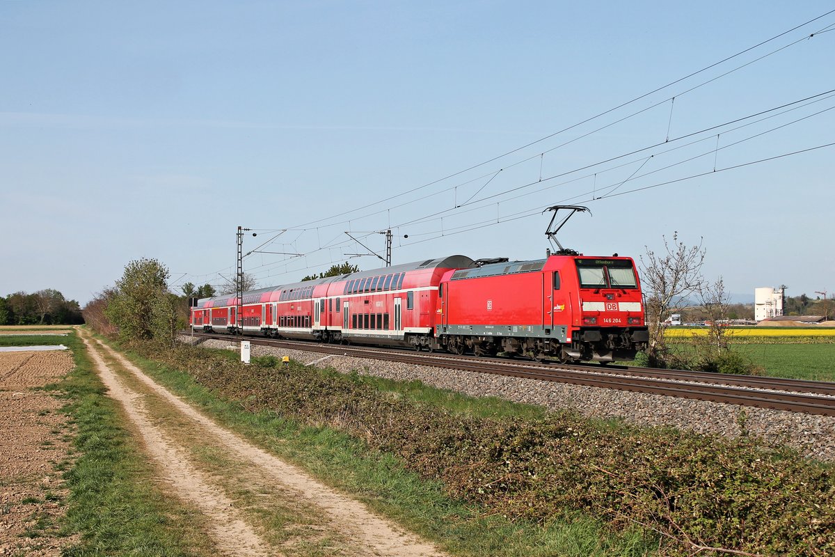 Nachschuss auf 146 204, als diese am späten Nachmittag des 16.04.2020 ihren RE (Basel Bad Bf - Freiburg (Brsg) Hbf) südlich von Buggingen über die KBS 702 durchs Rheintal schob.