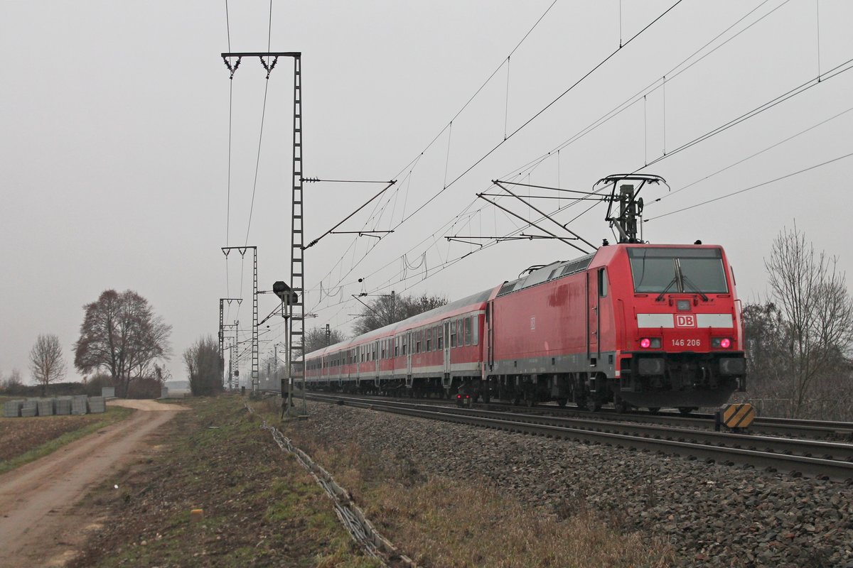 Nachschuss auf die 146 206, als sie am 20.12.2016 ihre RB (Neuenburg (Baden) - Offenburg) nördlich von Müllheim (Baden) gen Buggingen schob.